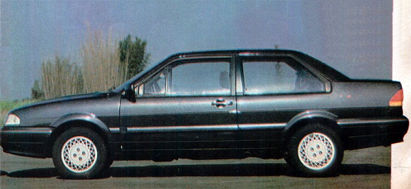 Ford Versailles 2.0i Ghia ABS (Galaxy) vs Renault 21 TXE