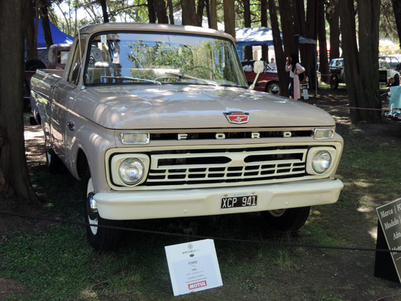 Ford F-100 V8